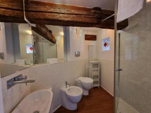 een badkamer met twee wastafels en twee toiletten bij BIENNALE TERRACE in Venetië