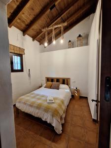 sypialnia z dużym łóżkiem w białym pokoju w obiekcie Mi pequeña Abril w mieście Grazalema