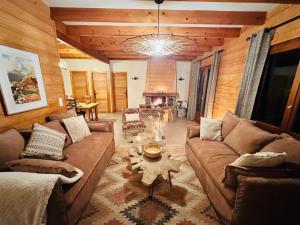 a living room with a couch and a table at Chalet entre lac et montagnes in Lugrin