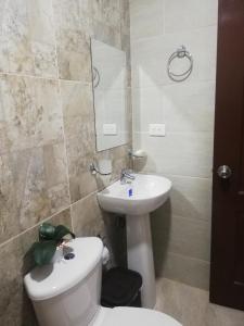 y baño con aseo y lavamanos. en Shammah-casa de descanso en Valledupar