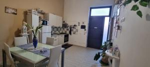 A kitchen or kitchenette at A Casa Di Lilly