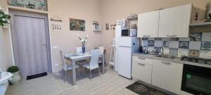 A kitchen or kitchenette at A Casa Di Lilly