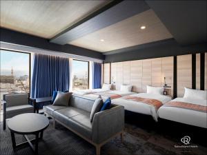 青森的住宿－戴瓦羅內青森飯店，一间带两张床和一张沙发的大卧室