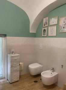 La salle de bains est pourvue de toilettes et d'un lavabo. dans l'établissement DiVi Palace, à Torre Annunziata
