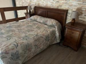 a bedroom with a bed and a night stand at Casa del Espliego in Barriopedro