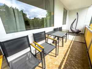 ein Zimmer mit Tischen und Stühlen und einem Fenster in der Unterkunft Messe-Apartment für 5 Gäste mit Balkon und Lift in Hannover