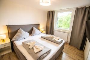 1 dormitorio con 1 cama con 2 toallas en Messe-Apartment für 5 Gäste mit Balkon und Lift en Hannover