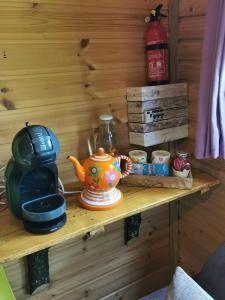 a wooden shelf with a tea pot on it at La bulle des champs in Champmotteux