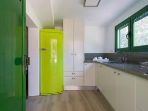een gele koelkast in een keuken met witte kasten bij Casa Perilla in Temisas