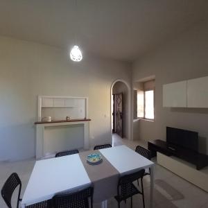 Kuchyňa alebo kuchynka v ubytovaní Dimore del Carrubo - villa con piscina