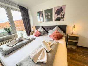 sypialnia z łóżkiem z ręcznikami w obiekcie Apartment für 3 Gäste kostenlose Parkplätze und Lift w Hanowerze