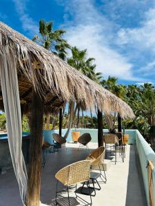 - une terrasse avec des chaises et un parasol dans l'établissement Rosarito Hotel, à Loreto