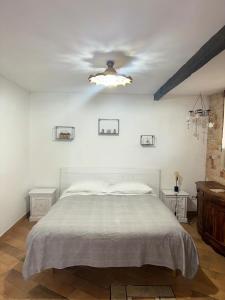 1 dormitorio con cama y techo en taverna Anto, en Varcaturo