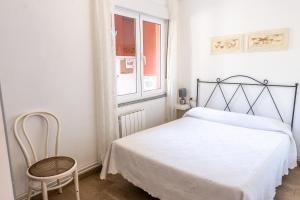 ソト・デ・ルイニャにあるApartamentos Ondinaのベッドルーム1室(ベッド1台、椅子、窓付)
