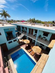 - une vue aérienne sur un bâtiment avec une piscine dans l'établissement Rosarito Hotel, à Loreto