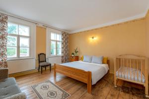 Postel nebo postele na pokoji v ubytování Kursi Summer Manor
