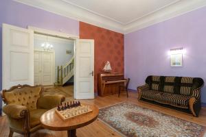 Posezení v ubytování Kursi Summer Manor