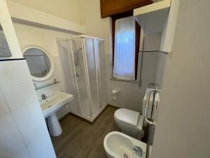 a small bathroom with a toilet and a sink at Appartamenti in Villa Calamoni in Favignana