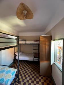 Zimmer mit Etagenbetten und Deckenventilator in der Unterkunft Medina Oasis Hostel in Marrakesch