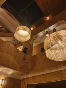 due lampadari pendenti appesi al soffitto di un ristorante di Medina Oasis Hostel a Marrakech