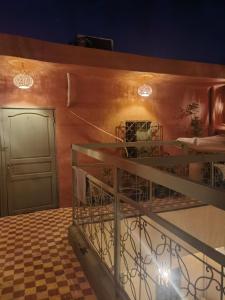 Habitación con balcón con puerta y luces. en Medina Oasis Hostel, en Marrakech