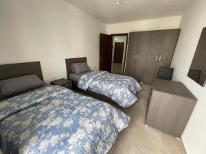 Zimmer mit 2 Betten und Schränken in der Unterkunft R3 RN Retreat in St Paul's Bay