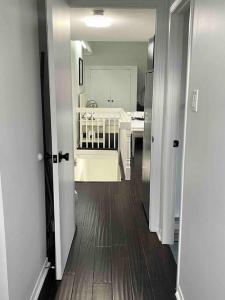 Krevet ili kreveti u jedinici u okviru objekta Bright, Private, Peaceful Suite with Retail Conveniences Steps Away