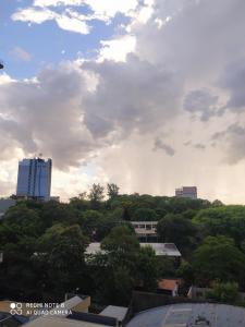 Nespecifikovaný výhled na destinaci Ciudad del Este nebo výhled na město při pohledu z apartmánu + 3 fotografie