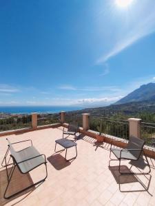 un patio con sillas y vistas al océano en Villa Bona, en Termini Imerese
