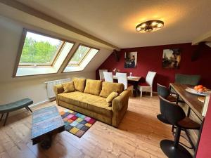 ein Wohnzimmer mit einem Sofa und einem Tisch in der Unterkunft Ferienwohnung Sprejnik - Residenz Sonnenhübel in Großschönau