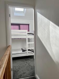 The Annexe, St Andrews house hotel, Two bedrooms Sleeps 4 في بريستون: غرفة صغيرة مع سرير بطابقين في غرفة