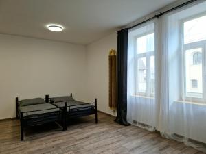 1 dormitorio con cama y ventana grande en Cukmantl Apartments, en Jeseník