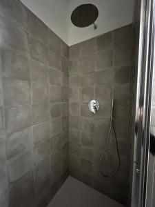 ein Bad mit einer Dusche mit einem Duschkopf in der Unterkunft Holiday Home Cosimo in Locorotondo