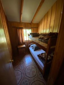 Habitación con 2 literas en una cabaña en Cabaña en Malalcahuello, en Malalcahuello