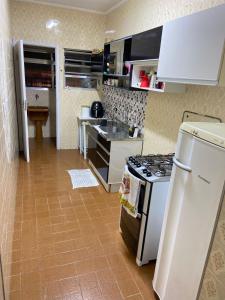 Η κουζίνα ή μικρή κουζίνα στο Apartamento Praia da Guilhermina