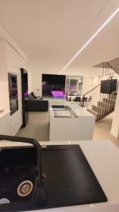 Posezení v ubytování Sun Sea villa-heated pool