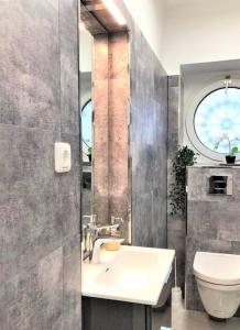 A bathroom at Stilvoll eingerichtete Wohnung in Essen-Südviertel