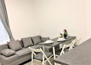 salon z kanapą i stołem z krzesłami w obiekcie Stilvoll eingerichtete Wohnung in Essen-Südviertel w Essen