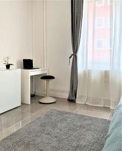 Jest to biały pokój z biurkiem i oknem. w obiekcie Stilvoll eingerichtete Wohnung in Essen-Südviertel w Essen