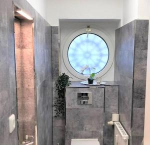 łazienka z prysznicem i oknem w obiekcie Stilvoll eingerichtete Wohnung in Essen-Südviertel w Essen