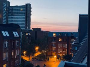 vistas a una ciudad por la noche con edificios en Recharge in the wonderful heart of Cologne!, en Colonia