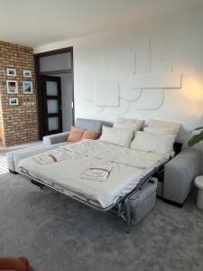 Posteľ alebo postele v izbe v ubytovaní Panorama View Design Apt in Old Town - Free Parking