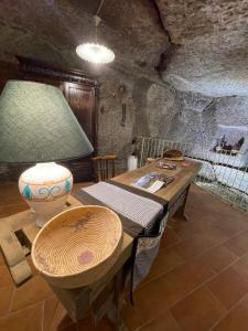 una camera con un tavolo e una lampada sopra di Sardinian Gallery Fonte a Bosa