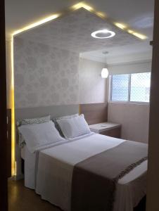 En eller flere senge i et værelse på APARTAMENTO LUXUOSO A 1KM DA LITORÂNEA