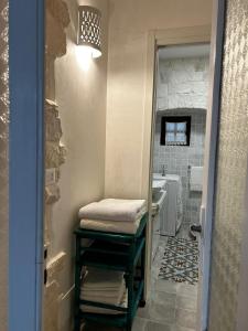 ein Badezimmer mit einem Waschbecken, einem WC und einem Spiegel in der Unterkunft Holiday Home Cosimo in Locorotondo
