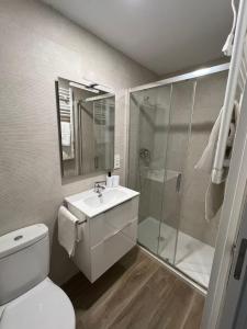 une salle de bain avec toilettes, lavabo et douche dans l'établissement White House, Castellón de la Plana