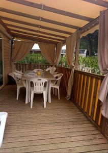Balkón nebo terasa v ubytování Mobil-home