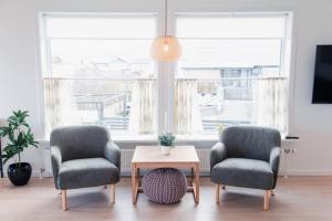 2 stoelen en een tafel in een kamer met een raam bij 3 BR Villa for 7 guests in Tórshavn in Tórshavn
