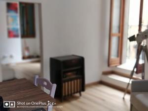 a living room with a table and a camera at Kairos Montone in Montone