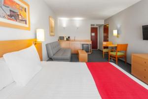 Postel nebo postele na pokoji v ubytování City Express by Marriott Celaya Parque